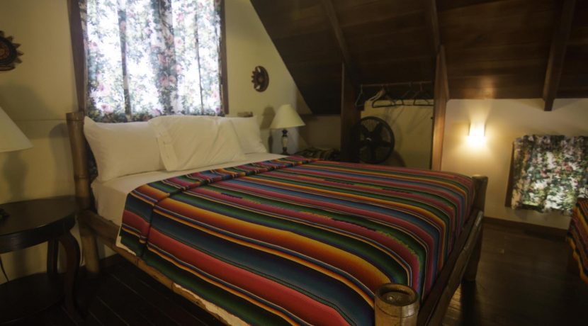 R125 - Green Parrot - beachhouse loft - bedroom